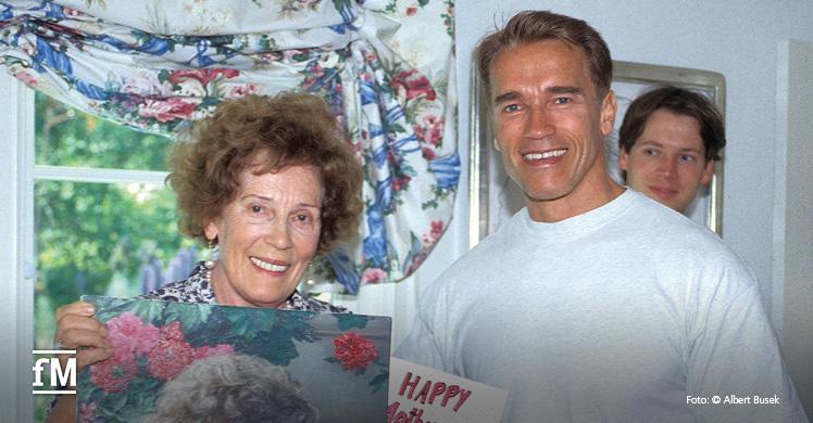 Arnold Schwarzenegger mit seiner Mutter Aurelia am Muttertag 1994 in L. A.