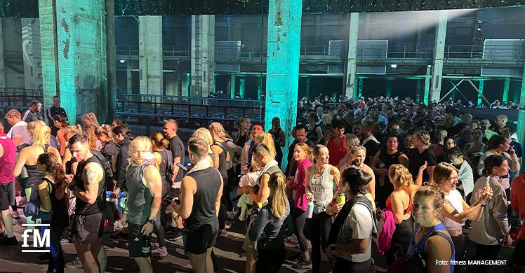 Teilnehmer beim LES MILLS LIVE Berlin – Hunderte Fitnessbegeisterte warten gespannt auf den Start der Workouts