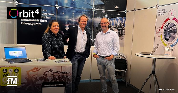 Mark Fest (Bildmitte, Country Manager und Prokurist der Orbit4 GmbH) mit seinem Team, Rouven Nöhring (Account Manager) und Marie Riestra (Business Support) auf dem Aufstiegskongress 2022 in Mannheim.