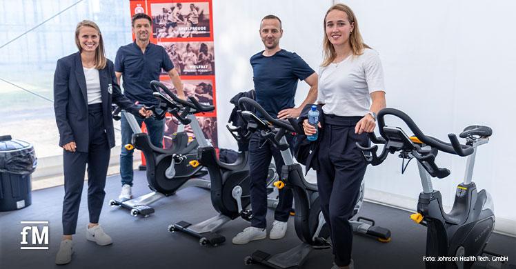 Fit für die EURO 2022: Co-Trainer Patrik Grolimund (Zweiter von rechts), die Nationalspielerinnen Sydney Lohmann (rechts) und Klara Bühl (beide Bayern München) mit Matrix Key Account Volker Lichte.