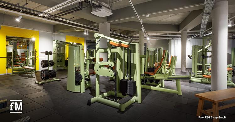 Minimalistisch und funktional: Der McFIT Klub in Berlin-Friedrichshain setzt auf Effizienz und optimal genutzte Flächen