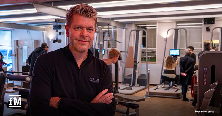 Ralf Trierweiler, Inhaber des juka dojo, präsentiert stolz die neuen milon X-Geräte