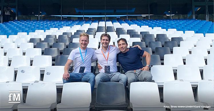 Probesitzen in der Raute des Volksparkstadions Hamburg (von links): Florian Kündgen (stv. Geschäftsführer DSSV e.V.), Alexander Sosa (Inhaber der Studiokette Sports Club) und Wolf Harwarth (Geschäftsführer milon Group).