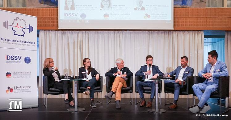 Das Podium des 6. Parlamentarischen Abends in Berlin (von links): Birgit Schwarze (DSSV e.V.), Prof. Dr. Sarah Kobel, Prof. Thomas Wessinghage (beide DHfPG), Prof. Dr. Jörg Loth (IKK Südwest), Frank Vogelgesang (Motivitas Fitness) und MdB Philipp Hartewig (FDP).