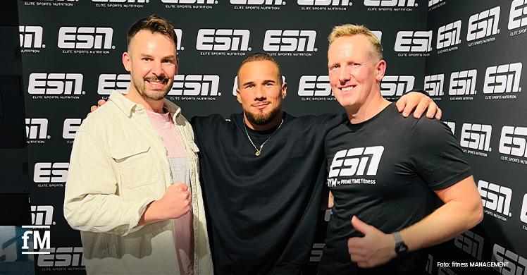 v.l.: Janosch Marx (fitness MANAGEMENT) mit Fitness Influencer Leonidas Arkona und Nils Kuprat (Geschäftsführer von PRIME TIME fitness Hamburg) bei der Eröffnung