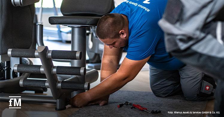 Mehrwertlogistiker Rhenus Sports Tech bei der Installation eines Fitnessgeräts