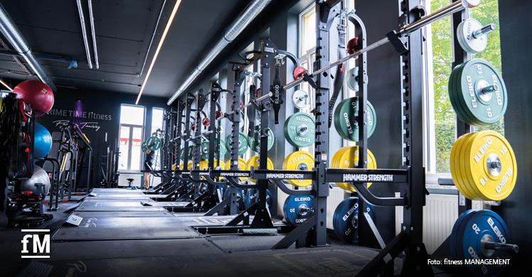 Eine beeindruckende Reihe von Hammer Strength Trainingsgeräten im PRIME TIME fitness auf Kampnagel.