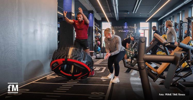 Mitglieder beim intensiven Athletiktraining mit Reifen im PRIME TIME fitness auf Kampnagel.