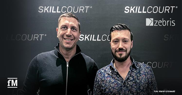 SKILLCOURT GmbH und zebris Medizintechnik kooperieren, sehr zur Freude von Christian Hasler (links, Geschäftsführer SKILLCOURT GmbH) und Stefan Lehnen (Key Account Manager zebris)