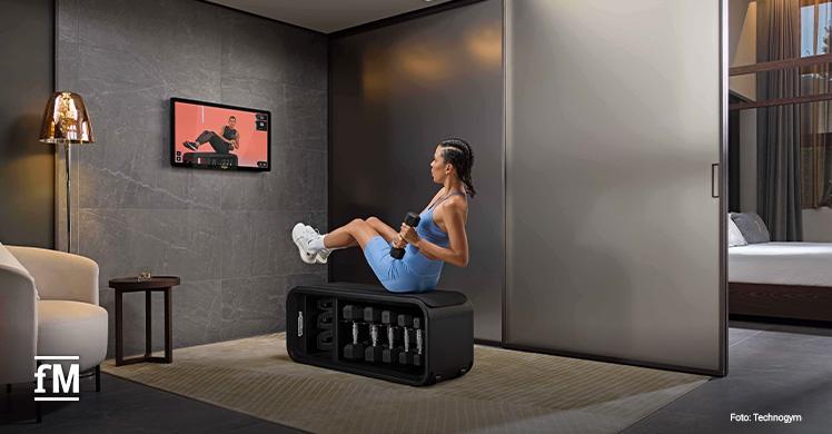 Fitnesstraining im Hotelzimmer mit dem neuen digitalen Touchpoint 'Technogym Visio'