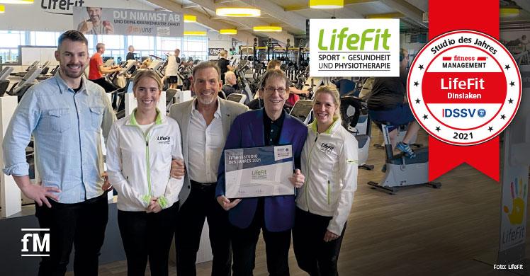 Der LifeFit Sportpark ist das Studio des Jahres für DSSV und fM: Janosch Marx, Jennifer Krajewski, Frank Krajewski, Refit Kamberovic und Nadine Krajewski (v. l.) bei der Übergabe der Urkunde.