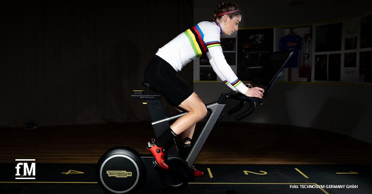 Aus der Bildergalerie-Kampagne von Technogym zum Weltfrauentag 2023: dreifache Weltmeisterin im Straßenradsport Martina Fidanza auf dem Technogym Ride 