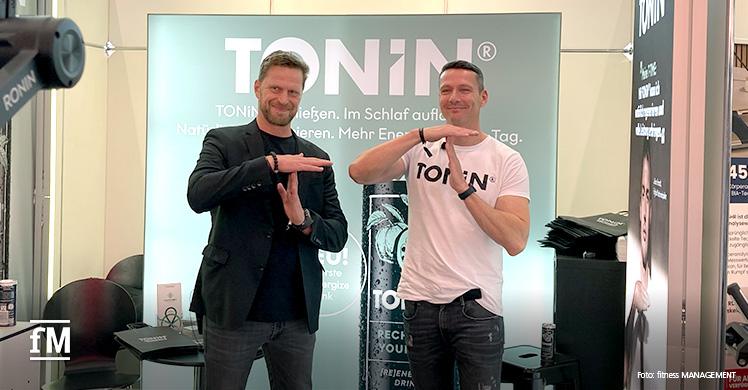 Regeneration aus der Dose: Mit TONIN besser ein- und durchschlafen. Carsten Dehmlow (rechts), einer der drei Geschäftsführer der Precovery Global Group GmbH, und fMi Redakteur Jürgen Wolff auf dem Aufstiegskongress 2022 in Mannheim.