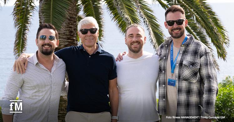 Aleksander Ostojic (links) und Tim Horst (zweiter von rechts) sprechen im UPSHIFT Podcasts mit Janosch Marx (rechts, Geschäftsführer fitness MANAGEMENT) und Prof. Dr. Thomas Wessinghage (DSSV-Vorsitzender)