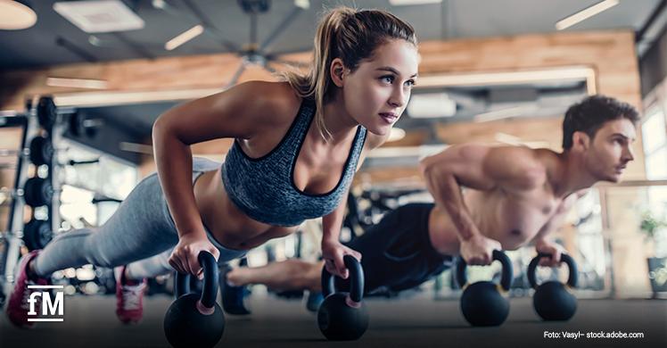 Valentinstag: Partner-Workout mit Kettlebell für das Training zu zweit