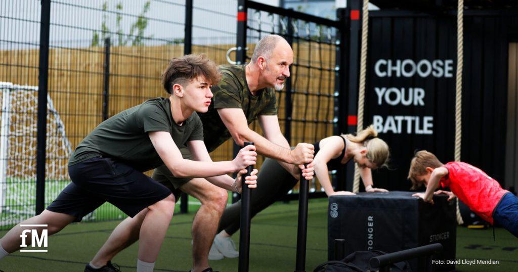 Outdoor-Workout für die ganze Familie: Die BATTLEBOX fördert Kraft und Teamgeist bei Jung und Alt