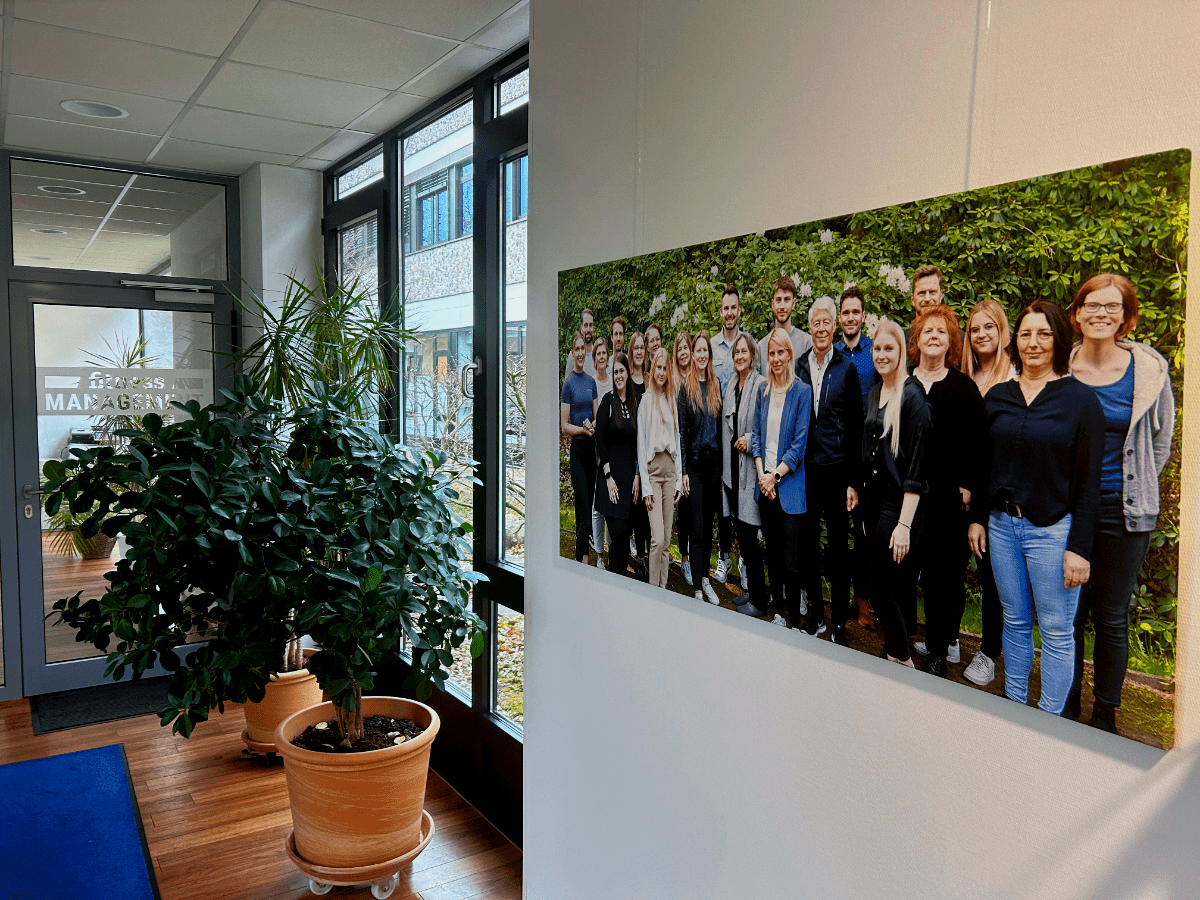 Eingangsbereich fitness MANAGEMENT & DSSV im Selbach-Haus in Hamburg Marmstorf vor dem Teamfoto