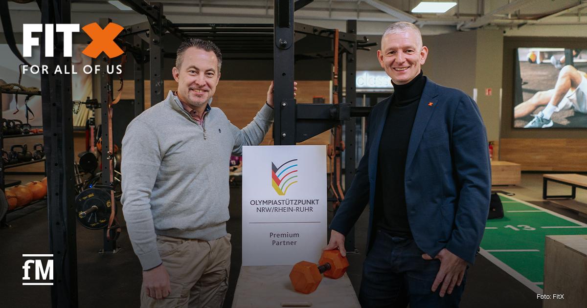 Volker Lauer, Leiter des Olympiastützpunktes NRW/Rhein-Ruhr gemeinsam mit Markus Vancraeyenest, CEO der FitX Holding