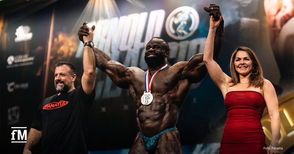 Edoardo Panatta überreicht dem amtierenden Mr. Olympia, Samson Dauda, eine Auszeichnung