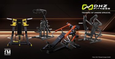DHZ Fitness: vier Plate Loaded Geräte im Studio vor dunkler Wand