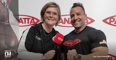 fM-Redakteurin Anke Sörensen interviewt Bodybuildingstar Diogo Montenegro am Panatta Stand auf der FIBO 2024