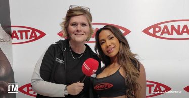 fM-Redakteurin Anke Sörensen interviewt Bodybuilding-Star Maureen Blanquisco am Panatta Stand auf der FIBO 2024