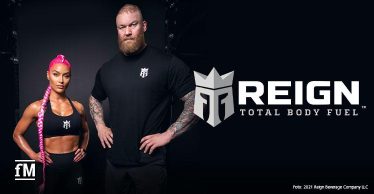 Natalie Eva Marie und Hafthor Julius Björnsson starten mit REIGN Total Body Fuel beim Training durch