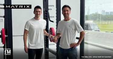 Vorfreude im Trainingsraum des DFB-Campus: DFB-Fitnesscoach Nicklas Dietrich (links) und Matrix Key Account Manager Performance und Sport Volker Lichte.