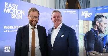 Christian Jäger (rechts, Hauptaktionär EasyMotionSkin Tec AG) mit dem Grünenpolitiker Anjes Tjarks (Senator für Verkehr und Mobilitätswende der Freien und Hansestadt Hamburg) beim 'Hey! Mobility Kongress' in der Hamburger Handelskammer.