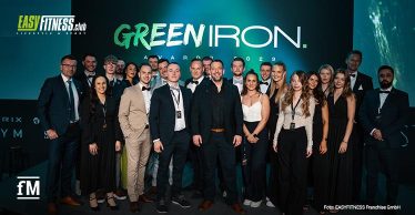 EASYFITNESS zeichnet erfolgreiche und nachhaltige Franchisenehmer mit Green Iron Awards aus: Jens Tappe und Michael Mäder, Geschäftsführer und Inhaber der EASYFITNESS Franchise GmbH (Mitte), mit Team und glücklichen Gewinnern