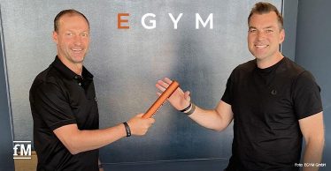 Christoph Bischoff (CCO) übergibt den Staffelstab an Jan Scherzer (Country Director & Head of Sales) bei EGYM