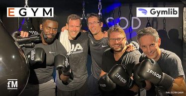 Die Management-Teams von Gymlib und EGYM beim gemeinsamen Boxtraining mit Personal Trainer (von links): Nicolas Stadtelmeyer, Grégoire Véron, Philipp Roesch-Schlanderer und Sébastien Bequart