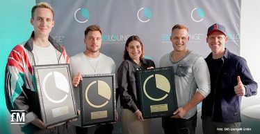 Die Award-Gewinner beim EMS-LOUNGE Get Together 2024: Nikos Bude, Luca Kühn und Robin Rupp mit Gründer Benedikt Waldner (rechts)