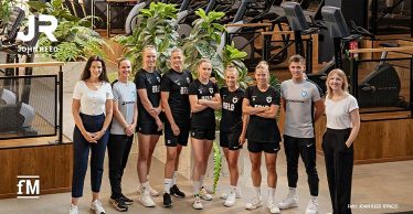 Das Team des FC Viktoria Berlin – Spielerinnen und Betreuer posieren im JOHN REED Studio, wo sie ihre individuellen Fitnessziele verfolgen.