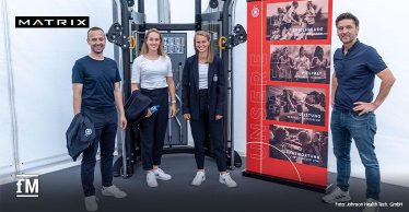 Vor dem Auftaktspiel gegen Dänemark bei der EURO 2022 (v.l.): Co-Trainer Patrik Grolimund, die Nationalspielerinnen Sydney Lohmann und Klara Bühl (beide Bayern München) und Matrix Key Account Volker Lichte.