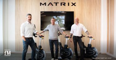 Viel Know-how für Matrix Fitness: Marco Lénárt (links) und Patrick Klein (rechts) sind neu im Indoor-Cycling-Team, sehr zur Freude von Managing Director Ulfert Böhme (Bildmitte)