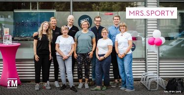 Jan Schmelzle, Geschäftsführer des Deutschen Franchiseverbands, und Niclas Bönström, Mrs.Sporty-Gründer und Geschäftsführer, und die Teams vor dem Mrs.Sporty-Club Berlin Westend.