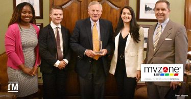 Politik in Bewegung: Die Sieger:innen der Myzone  Physical Activity Challenge 2022 stehen fest (Senator Richard Burr (Mitte) mit Vetreter:innen der PAA)