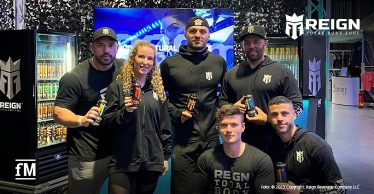 REIGN Athlet Bronislaw Olenkowicz (hinten mitte), Influencer Florian Simunovic (vorne mitte) & das REIGN Team