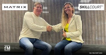 Marco Vonk (Matrix Fitness Benelux) und Christin Görlach (SKILLCOURT®) nach der Unterschrift in der Matrix Fitness Benelux Zentrale in Houten (Niederlande)