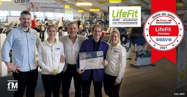 Der LifeFit Sportpark ist das Studio des Jahres für DSSV und fM: Janosch Marx, Jennifer Krajewski, Frank Krajewski, Refit Kamberovic und Nadine Krajewski (v. l.) bei der Übergabe der Urkunde.