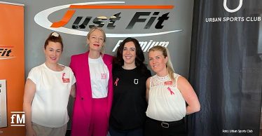 Freuen sich über die USC-Spendenaktion am Weltfrauentag für Pink Ribbon Deutschland (von links): Sarah Kuppinger (Clubleiterin Just Fit Premium im Mediapark Köln), Christina Kempkes (Pressesprecherin Pink Ribbon Germany), Franziska Müller (PR Managerin Urban Sports Club) und Christina Bönsch (stellvertretende Clubleiterin Just Fit im Mediapark Köln)